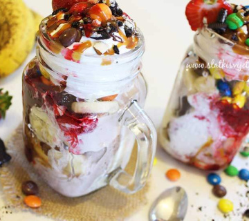 Banana split desert u čaši