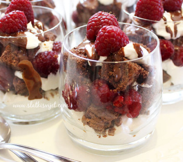 Brownies s malinama i kremom