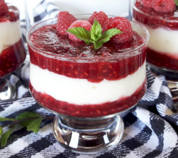 Cheesecake u čaši s malinama
