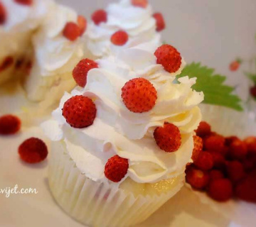 Cupcakes sa šumskim jagodama i šlagom