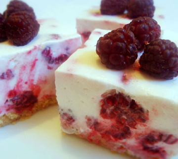 Jogurt kocke sa sirom i malinama