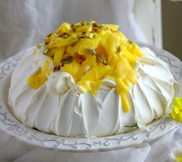 Pavlova s kremom od limuna i mangom