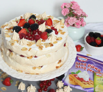 Troslojna Pavlova torta s bobičastim voćem