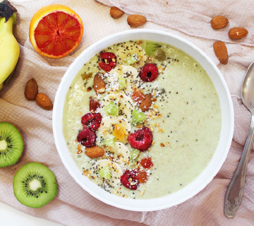 Smoothie bowl s bananom i kivijem