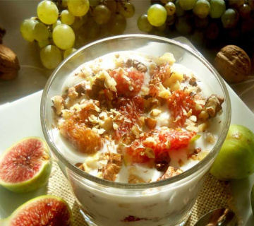 Jogurt desert s orasima i smokvama