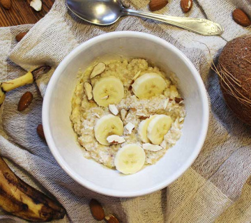 Zobena kaša s bananom i kokosom