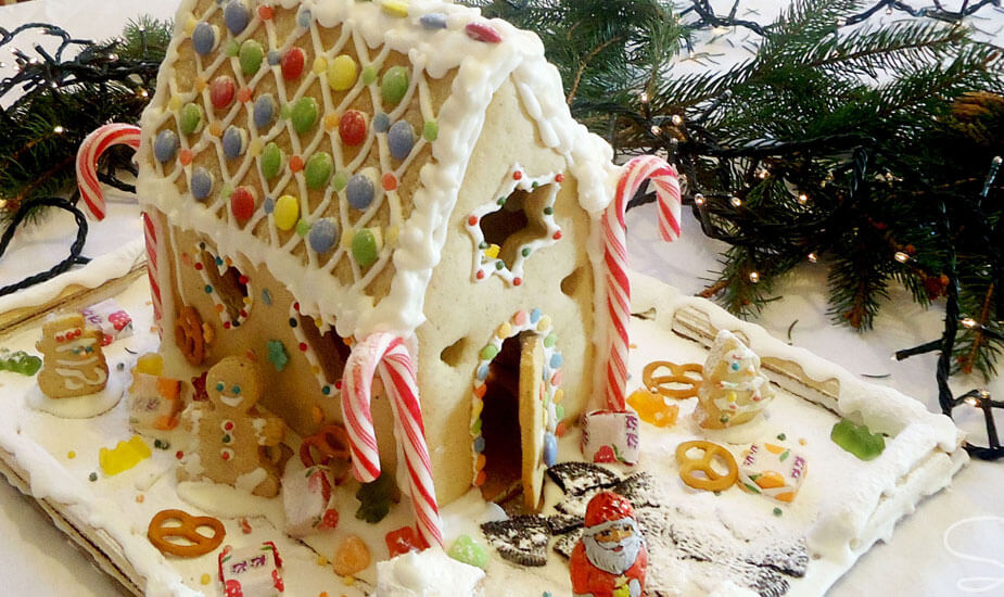 KORAK PO KORAK: Božićna kućica od medenjaka!