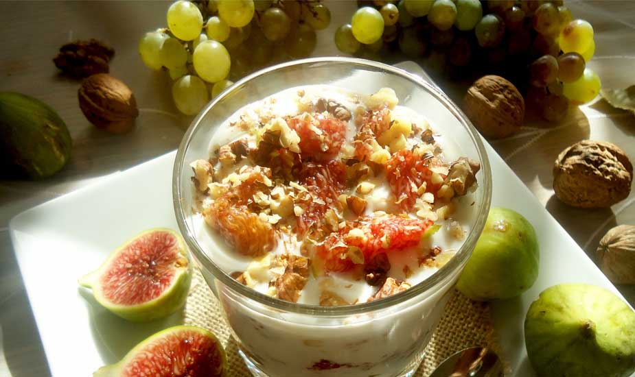 zdravi jogurt desert s orasima medom i smokvama