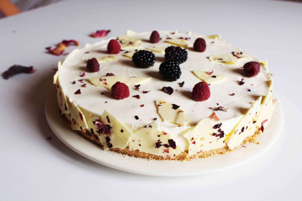 ogradica za torte od bijele cokolade dekoracija torti jestivim cvijecem latice ruza
