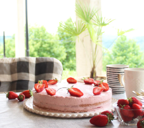 Torta s jagodama i mascarpone sirom