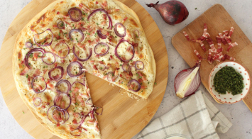 Flammkuchen s vrhnjem, lukom i špekom Flammkuchen s vrhnjem, lukom i špekom