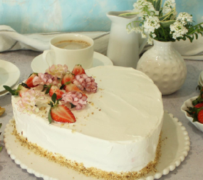 Jednostavna torta sa šlagom i jagodama
