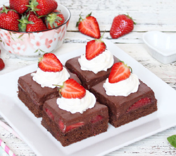 Čokoladne mousse kocke s jagodama