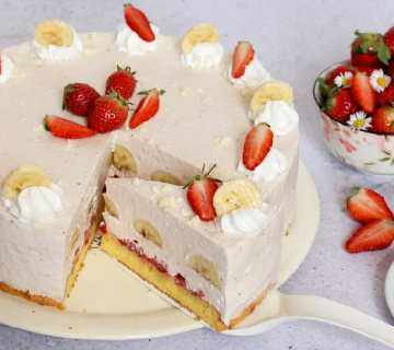 Jogurt torta s jagodama i bananama