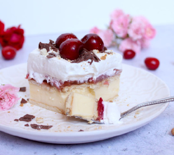 Puding kolač s trešnjama i keksima