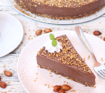 Krokant torta s pudingom i lješnjacima