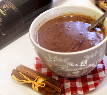 Vruća čokolada s crvenim vinom
