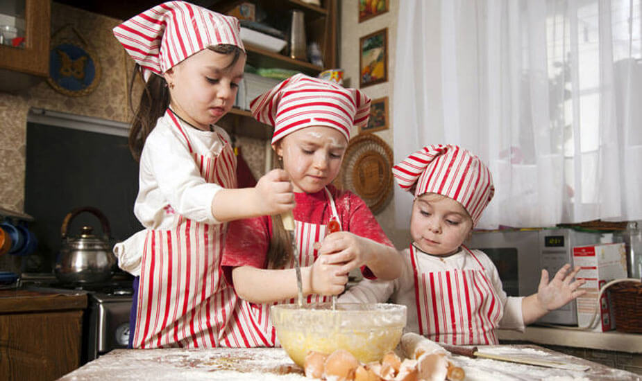 djeca koja peku kolace u kuhinji