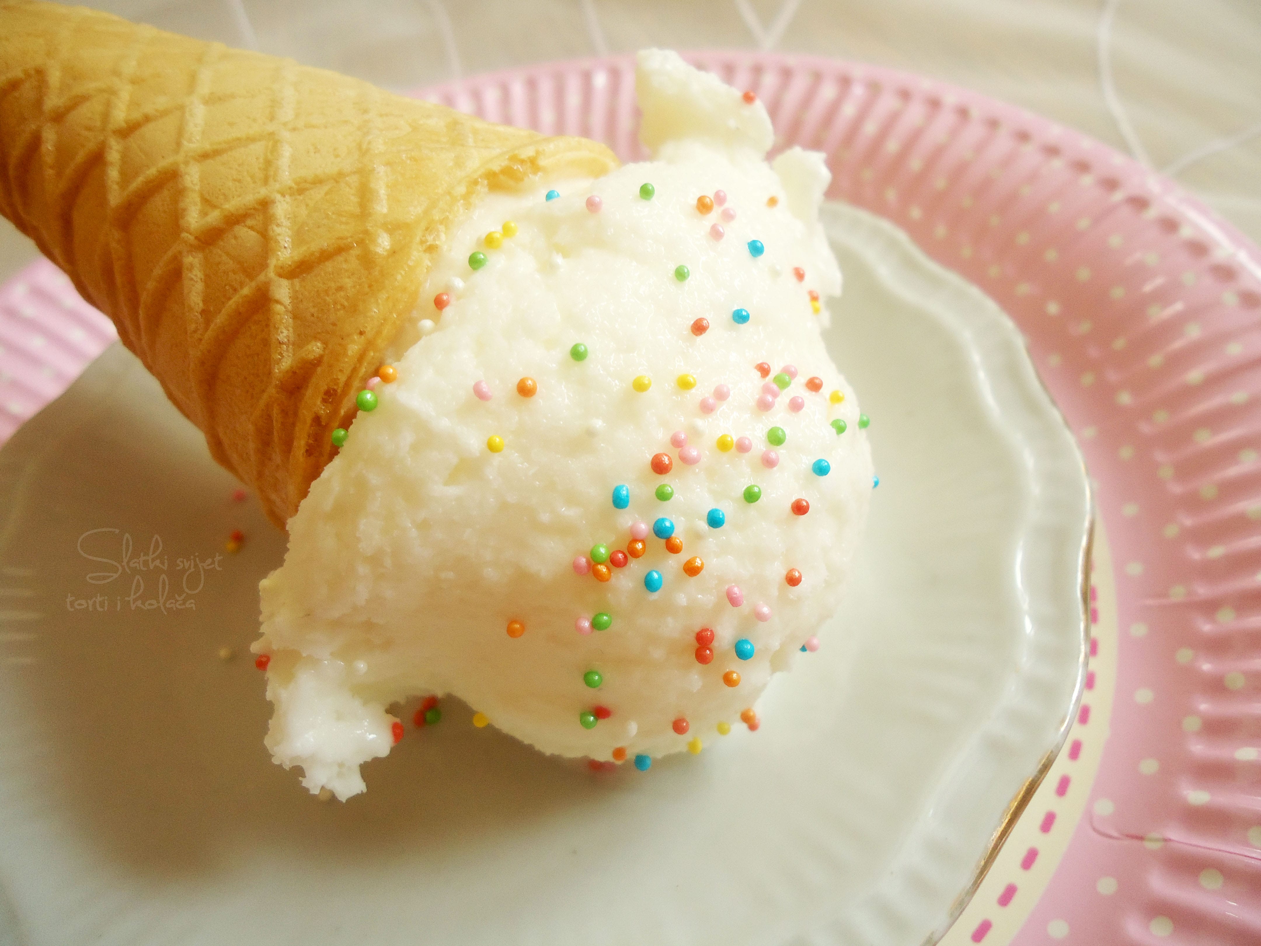 Jednostavan sladoled s okusom vanilije