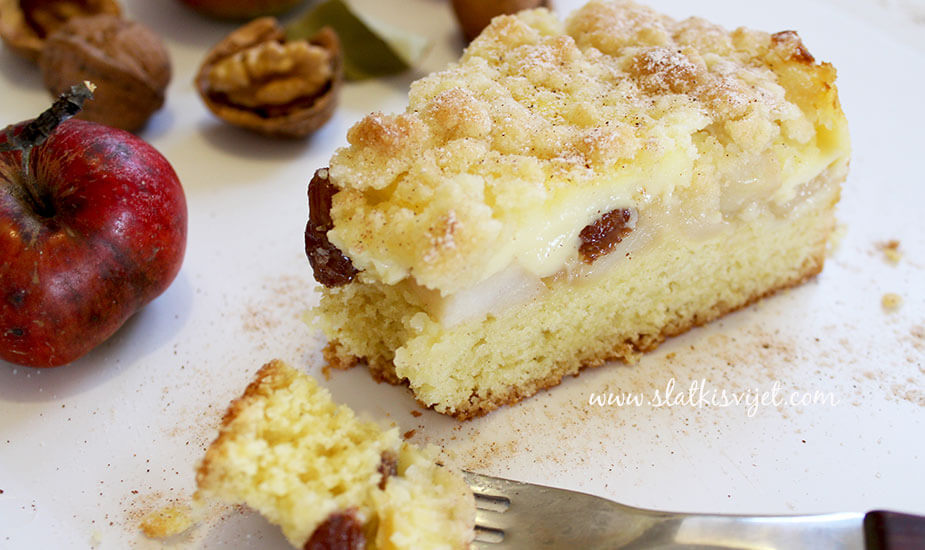 jednostavan kolac s jabukama i pudingom od vanilije