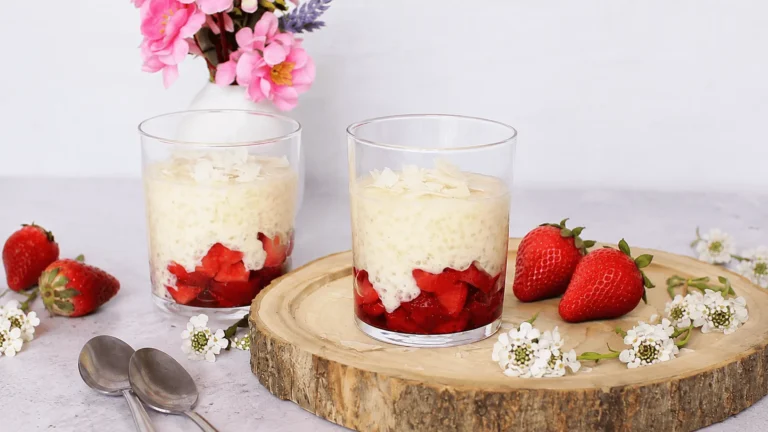 Tapioca kaša s jagodama i kokosom