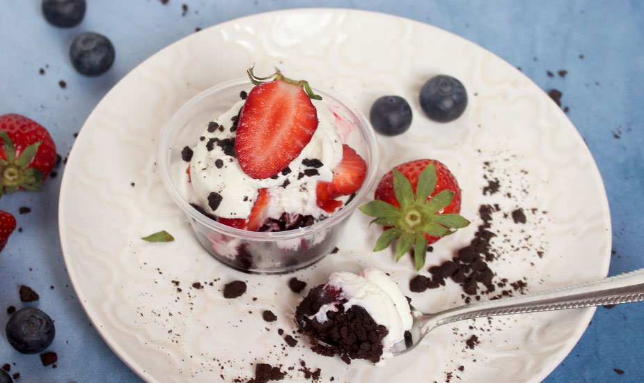 Image for: Oreo desert u čaši sa šumskim voćem