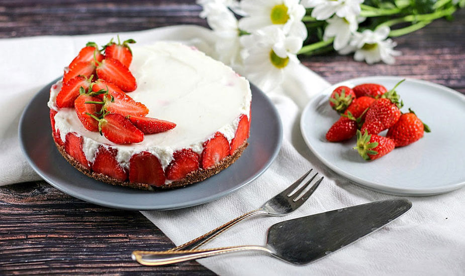 LCHF torta od jogurta i jagoda
